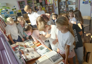 Uczniowie kl. 3 a przeglądają książki historyczne.